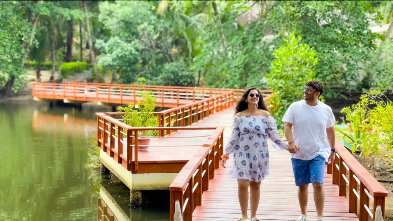 Urvi & Animesh of 2 Nerdy Nomads walking together on a trip